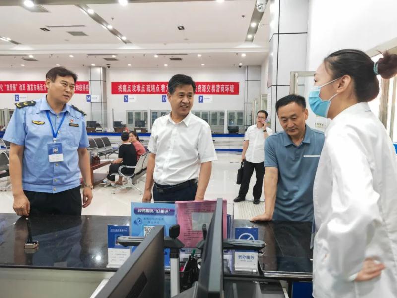 草莓视频
开展政务服务“四进”活动